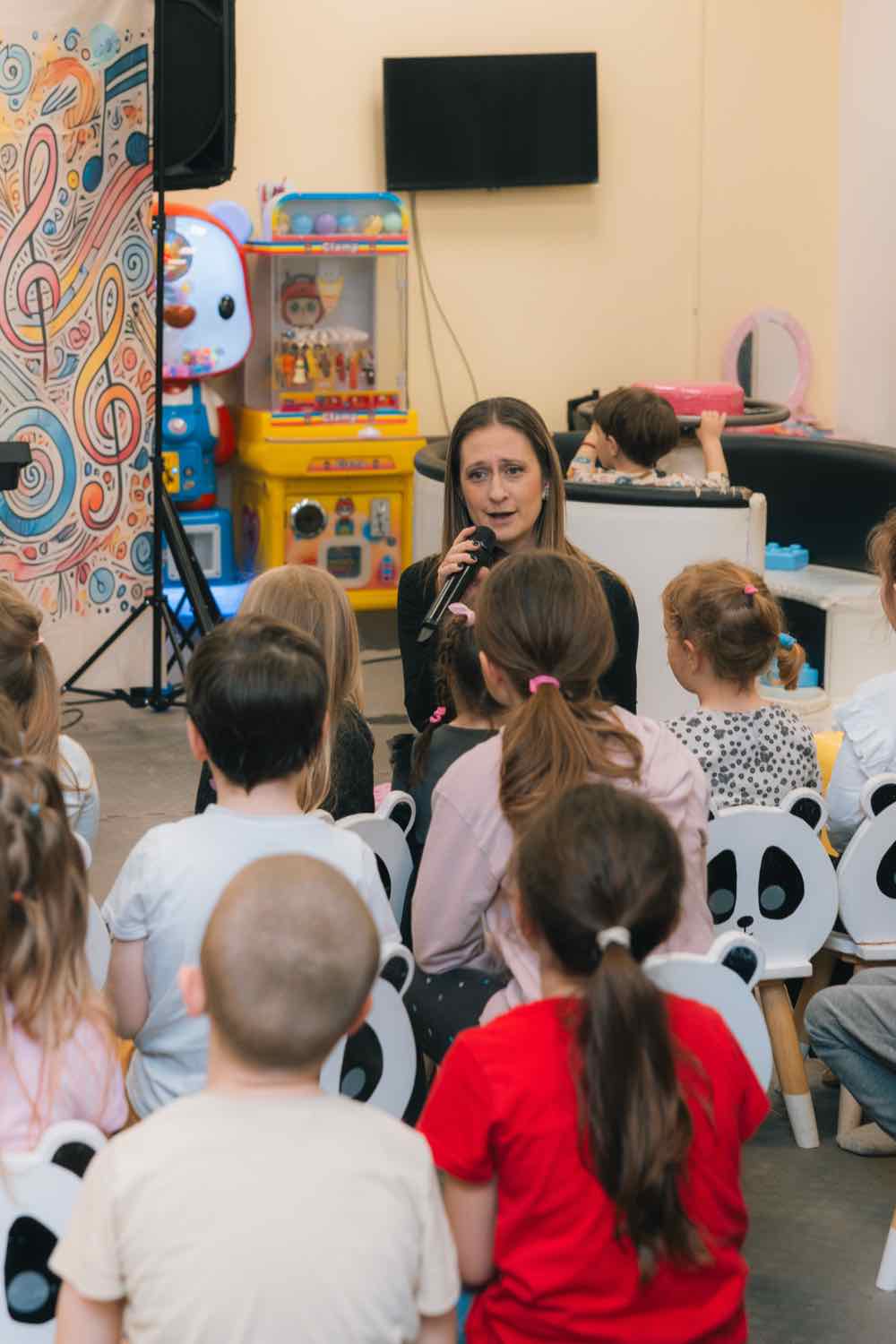 Deca u igraonici Bata Panda