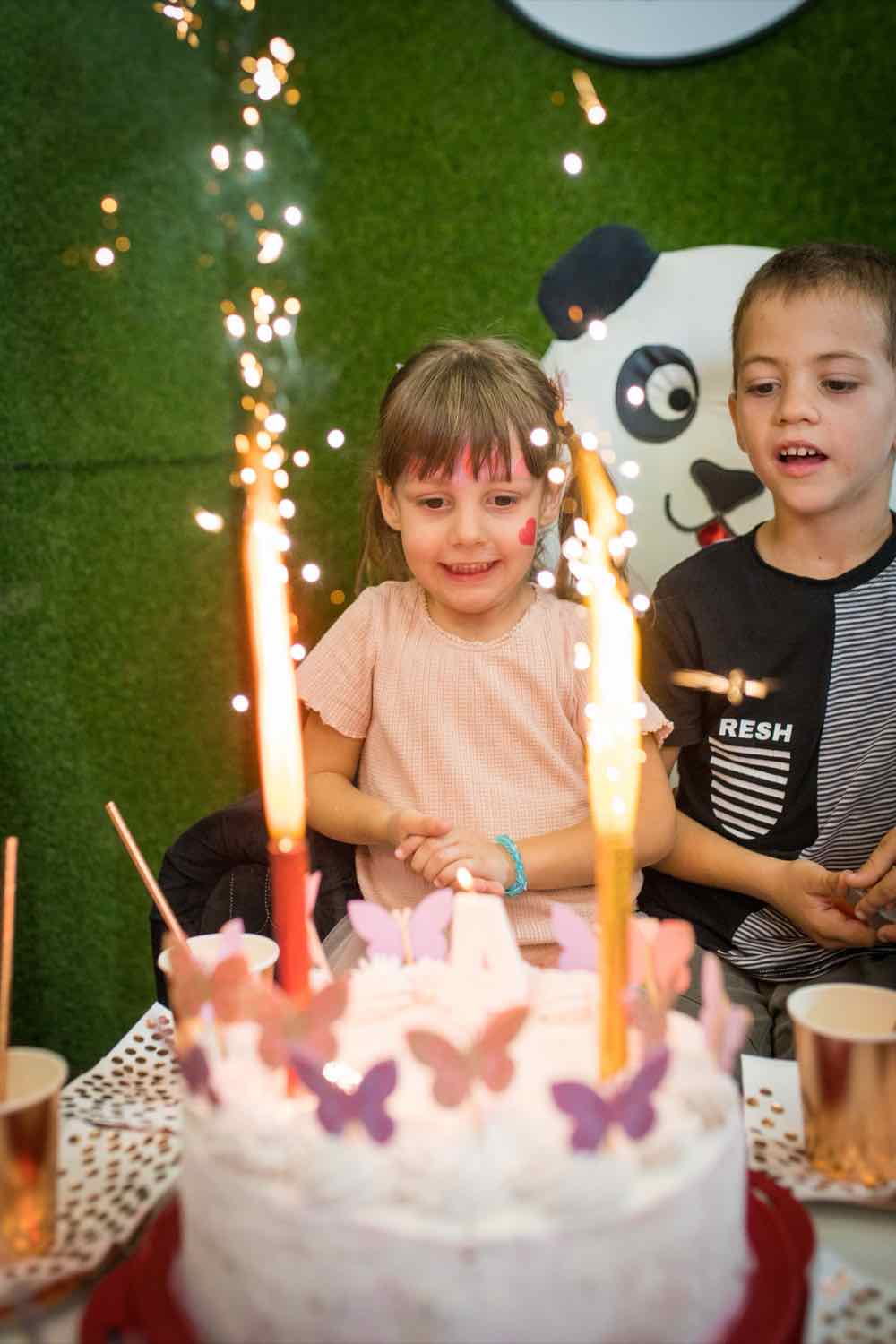 Torta sa prskalicama na rođendanu u Bata Pandi