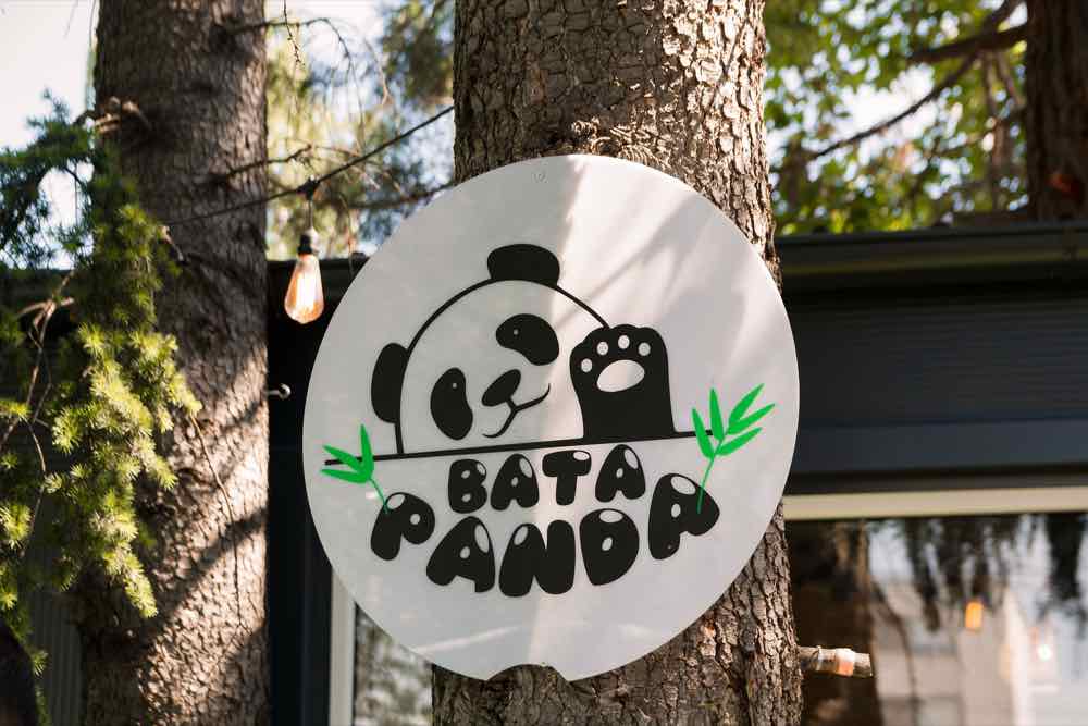 Znak Bata Panda u dvorištu