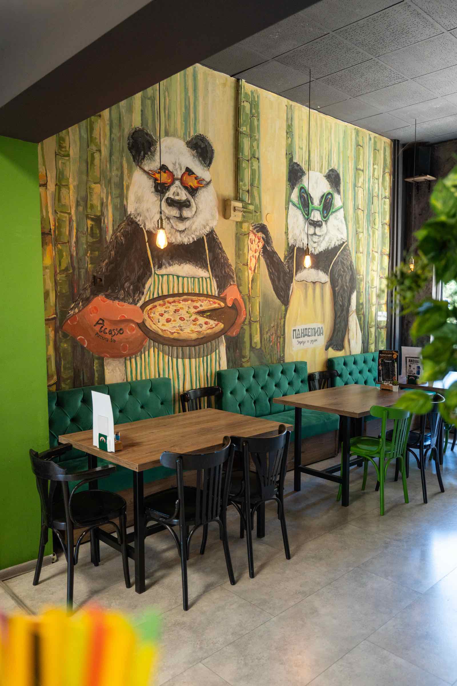 Sala Pandemije sa muralom pandi koje služe picu